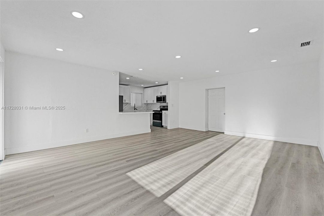 Recientemente alquilado: $4,200 (4 camas, 3 baños, 1856 Pies cuadrados)