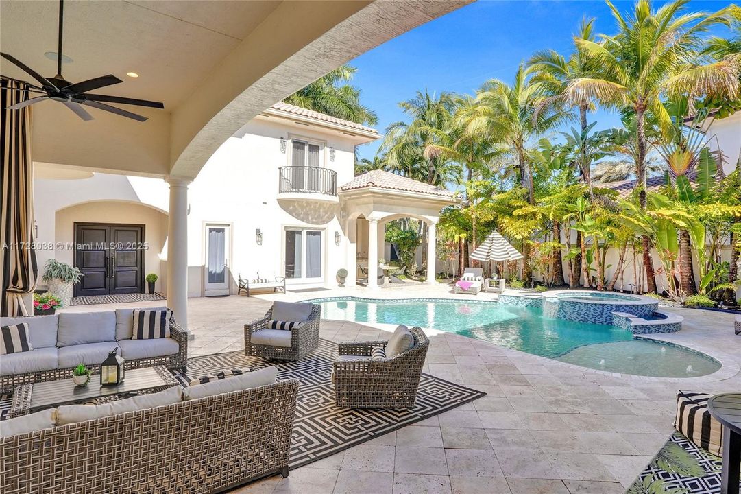 Vendido Recientemente: $3,389,000 (7 camas, 7 baños, 6368 Pies cuadrados)