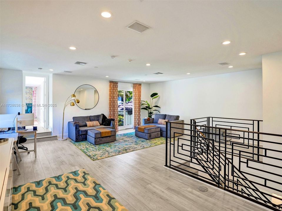 Vendido Recientemente: $3,389,000 (7 camas, 7 baños, 6368 Pies cuadrados)