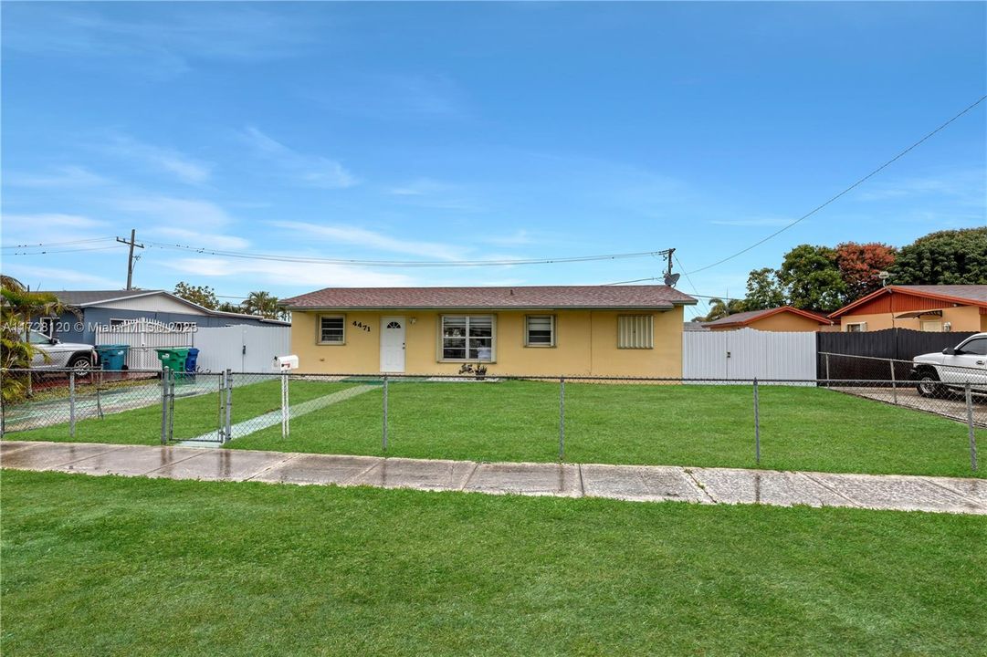 Recently Sold: $465,000 (3 beds, 2 baths, 1012 Square Feet)