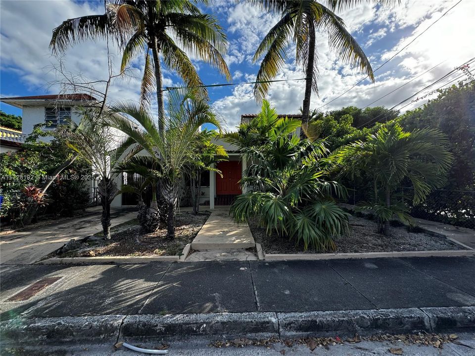 This picture shows the entire building structure of the fourplex where the apartment is situated