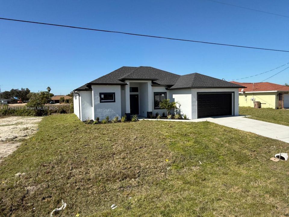 Activo con contrato: $339,900 (4 camas, 3 baños, 1735 Pies cuadrados)