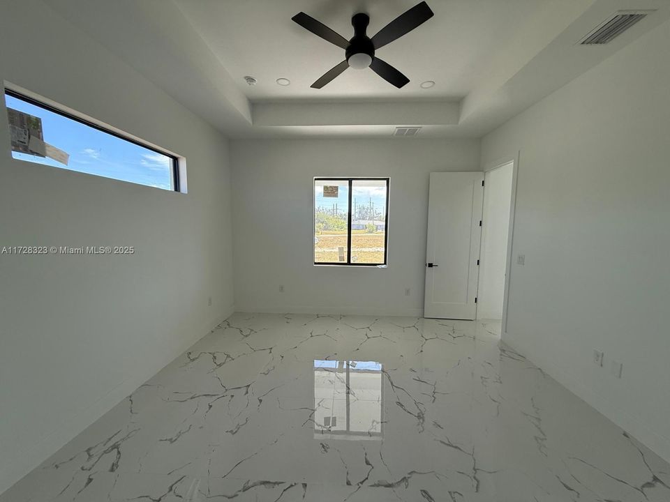 Activo con contrato: $339,900 (4 camas, 3 baños, 1735 Pies cuadrados)