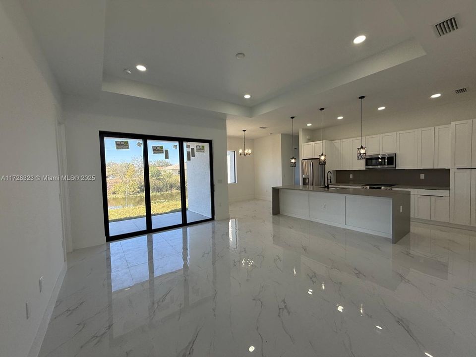 Activo con contrato: $339,900 (4 camas, 3 baños, 1735 Pies cuadrados)