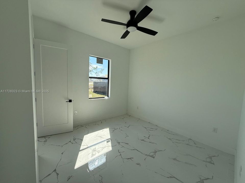 Activo con contrato: $339,900 (4 camas, 3 baños, 1735 Pies cuadrados)