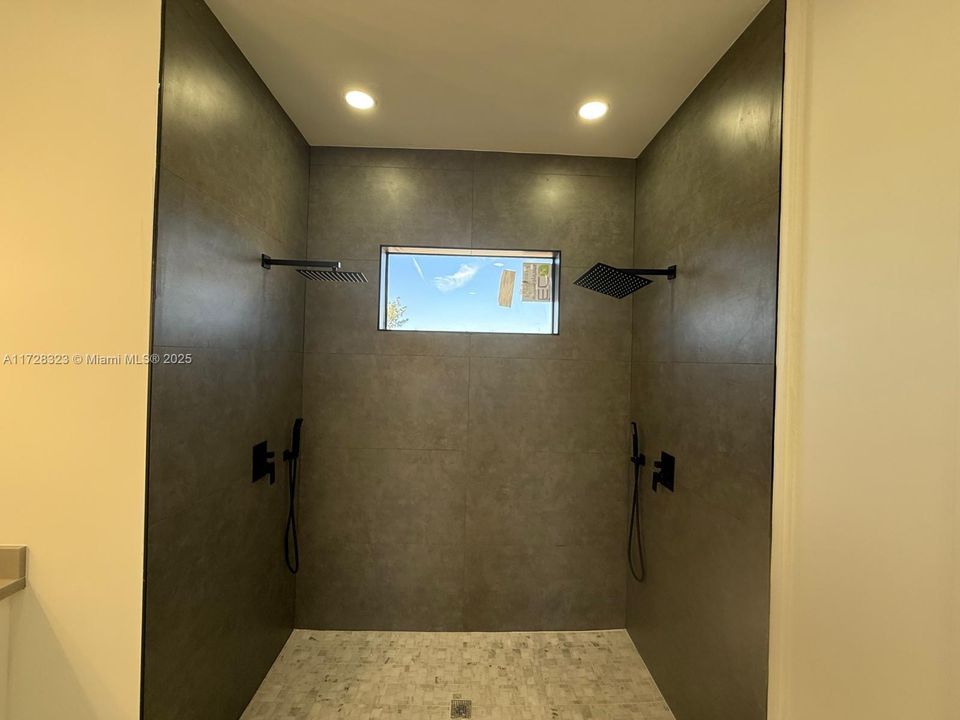 Activo con contrato: $339,900 (4 camas, 3 baños, 1735 Pies cuadrados)