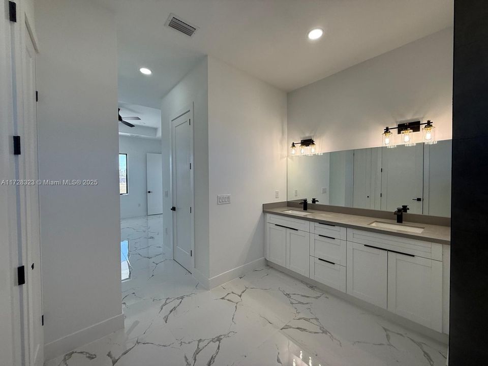 Activo con contrato: $339,900 (4 camas, 3 baños, 1735 Pies cuadrados)