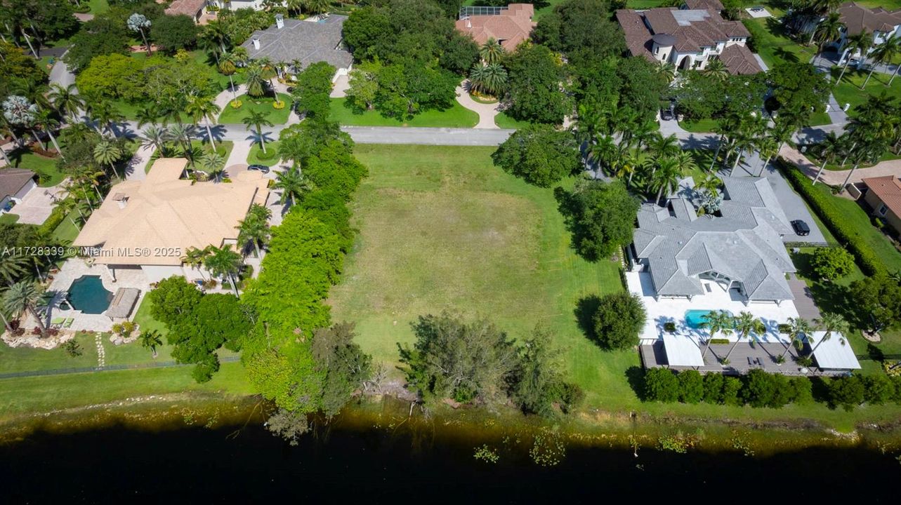 Vendido Recientemente: $1,699,000 (1.00 acres)