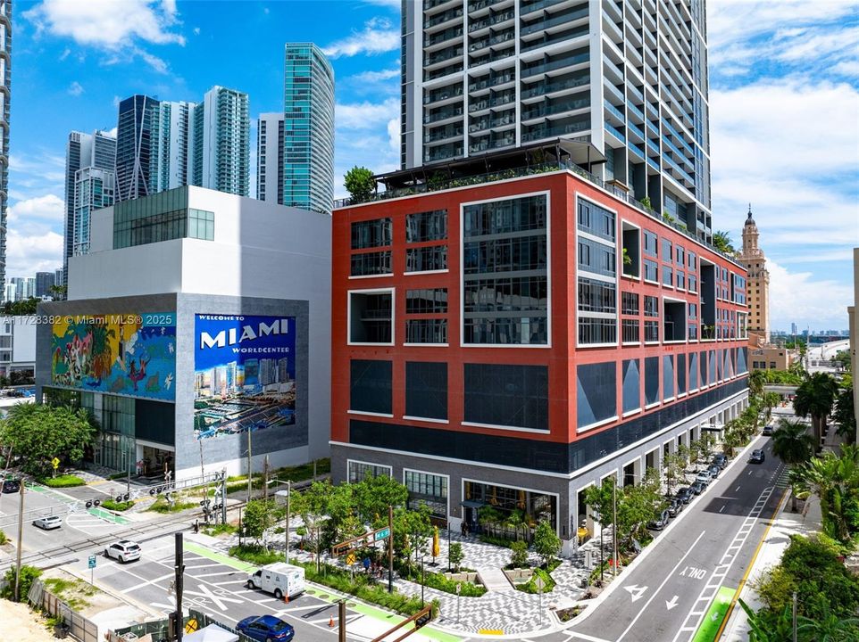 Recently Sold: $949,500 (2 beds, 2 baths, 977 Square Feet)