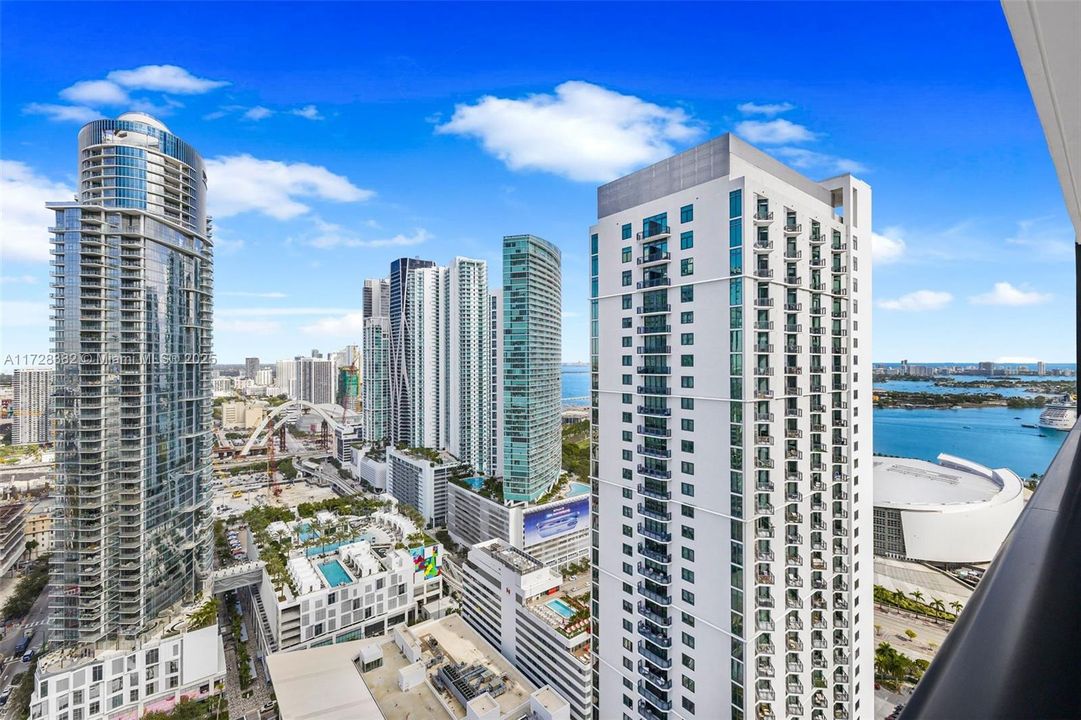 Recently Sold: $949,500 (2 beds, 2 baths, 977 Square Feet)
