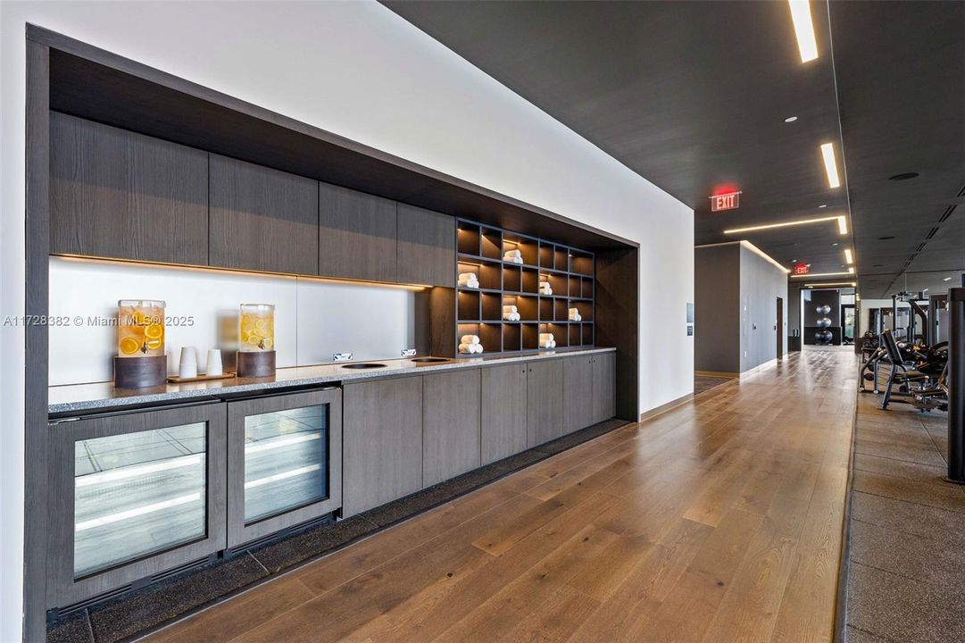 Recently Sold: $949,500 (2 beds, 2 baths, 977 Square Feet)