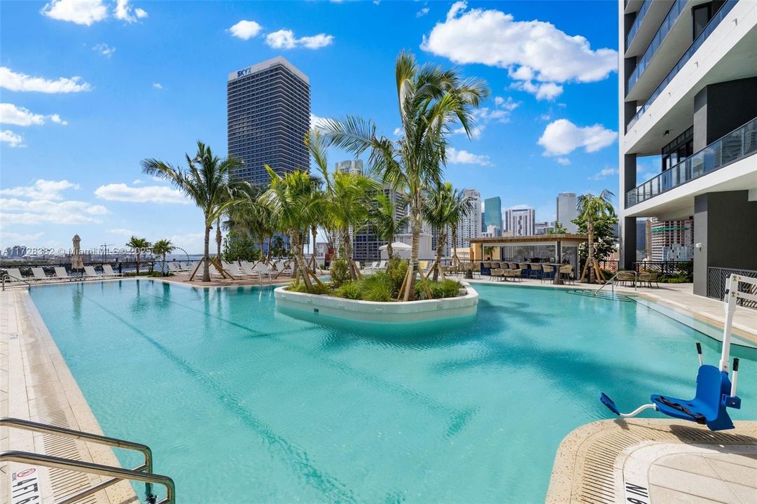 Recently Sold: $949,500 (2 beds, 2 baths, 977 Square Feet)