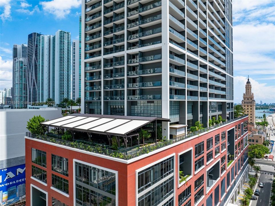 Recently Sold: $949,500 (2 beds, 2 baths, 977 Square Feet)