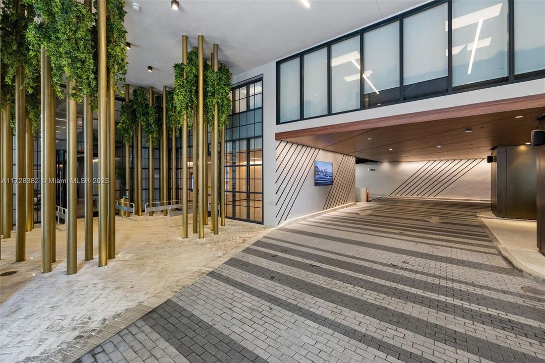 Recently Sold: $949,500 (2 beds, 2 baths, 977 Square Feet)