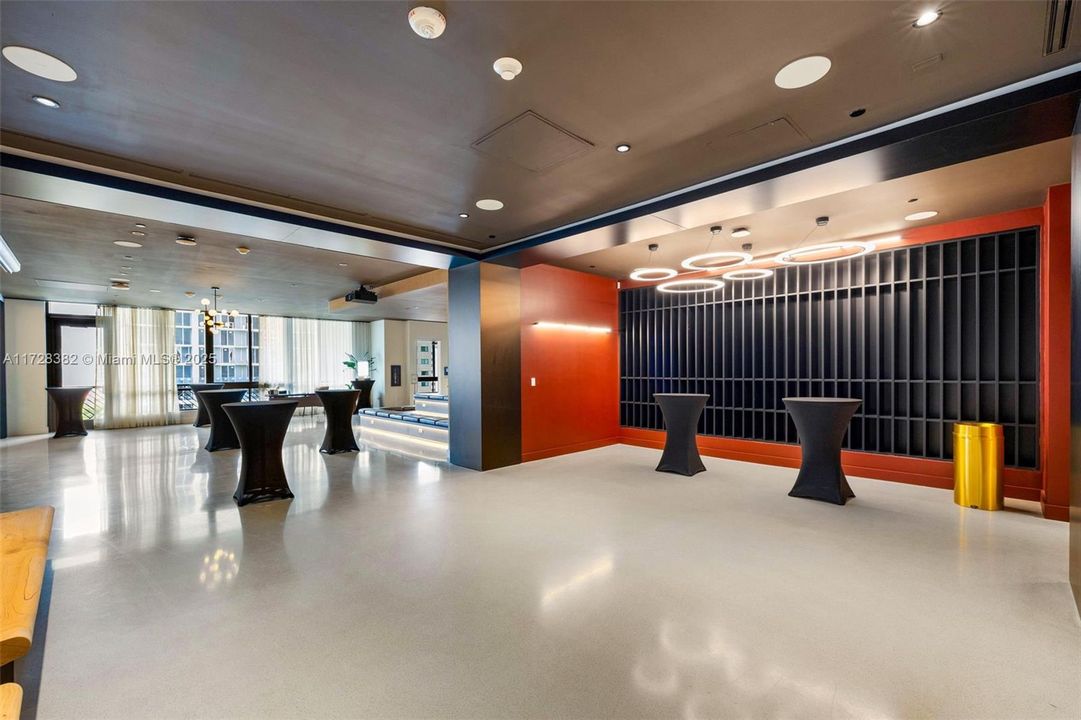 Recently Sold: $949,500 (2 beds, 2 baths, 977 Square Feet)