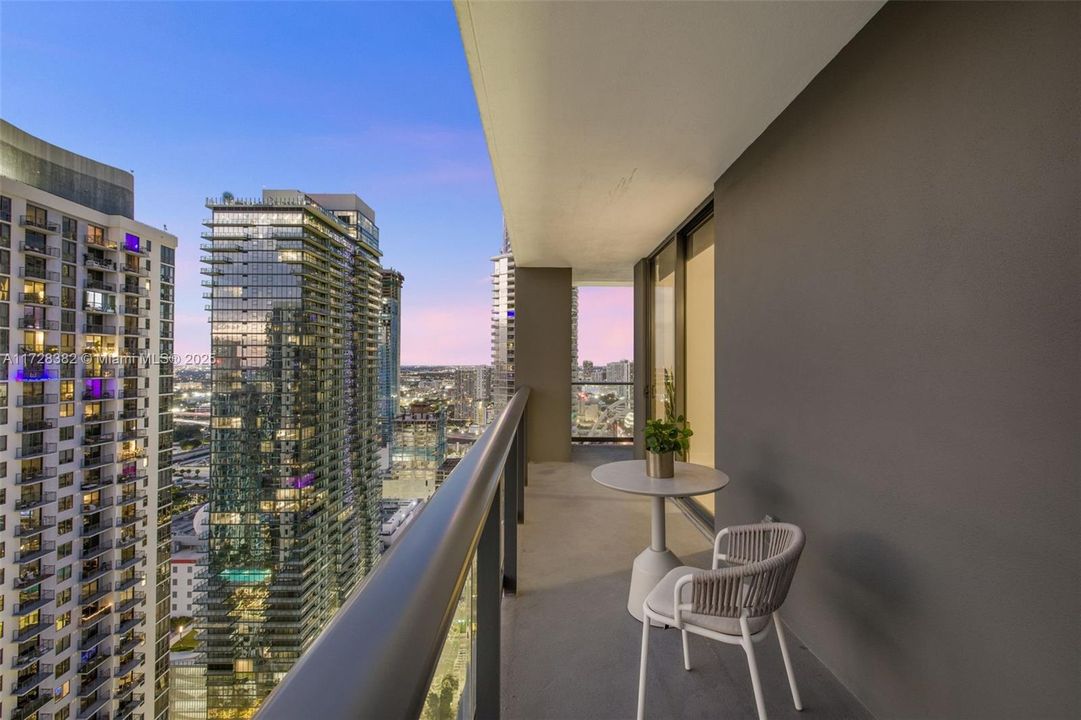 Recently Sold: $949,500 (2 beds, 2 baths, 977 Square Feet)