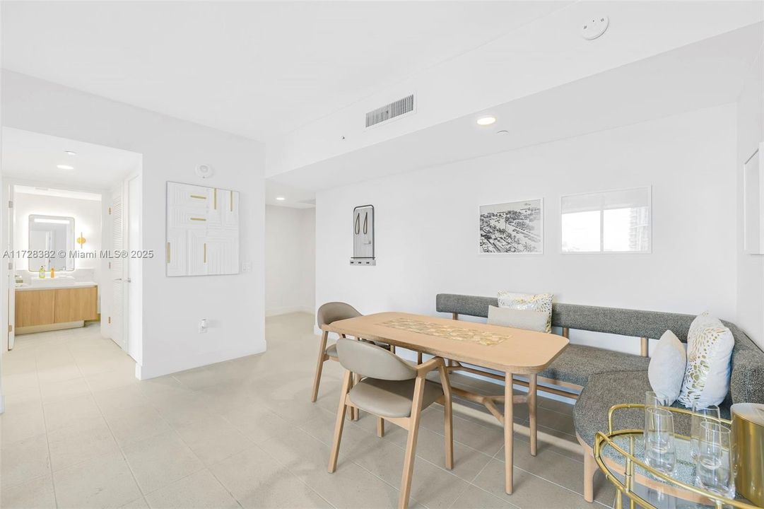 Recently Sold: $949,500 (2 beds, 2 baths, 977 Square Feet)