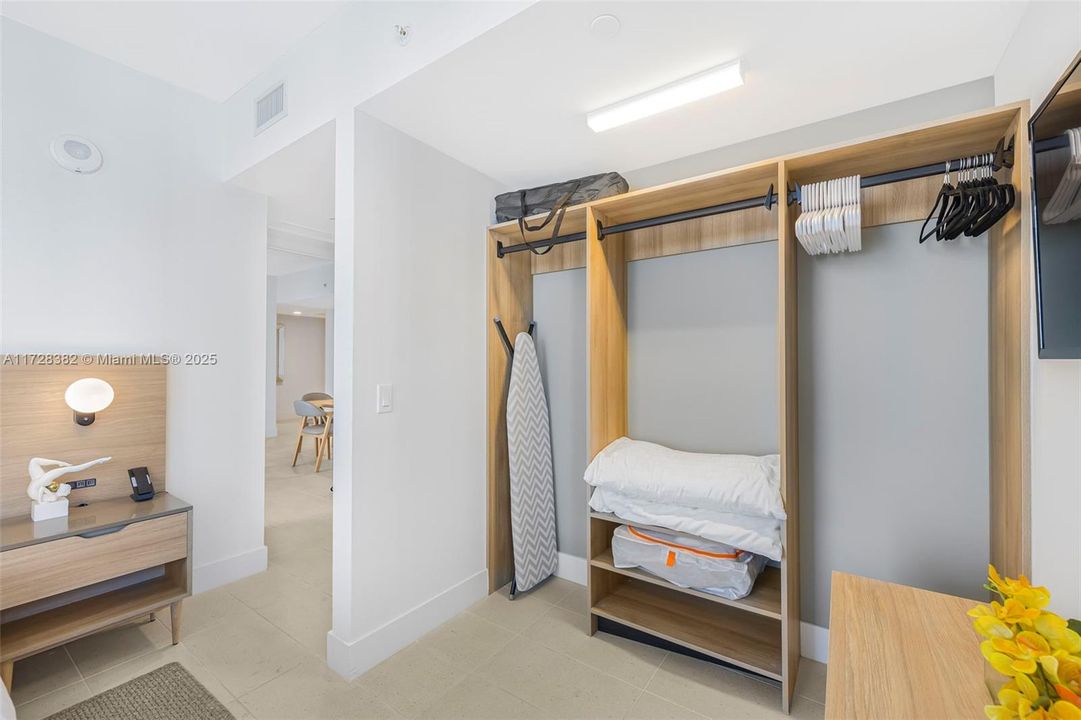 Recently Sold: $949,500 (2 beds, 2 baths, 977 Square Feet)