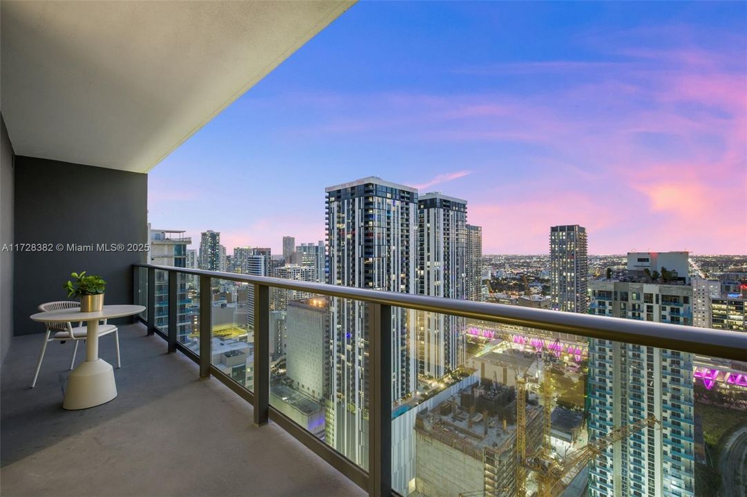 Recently Sold: $949,500 (2 beds, 2 baths, 977 Square Feet)