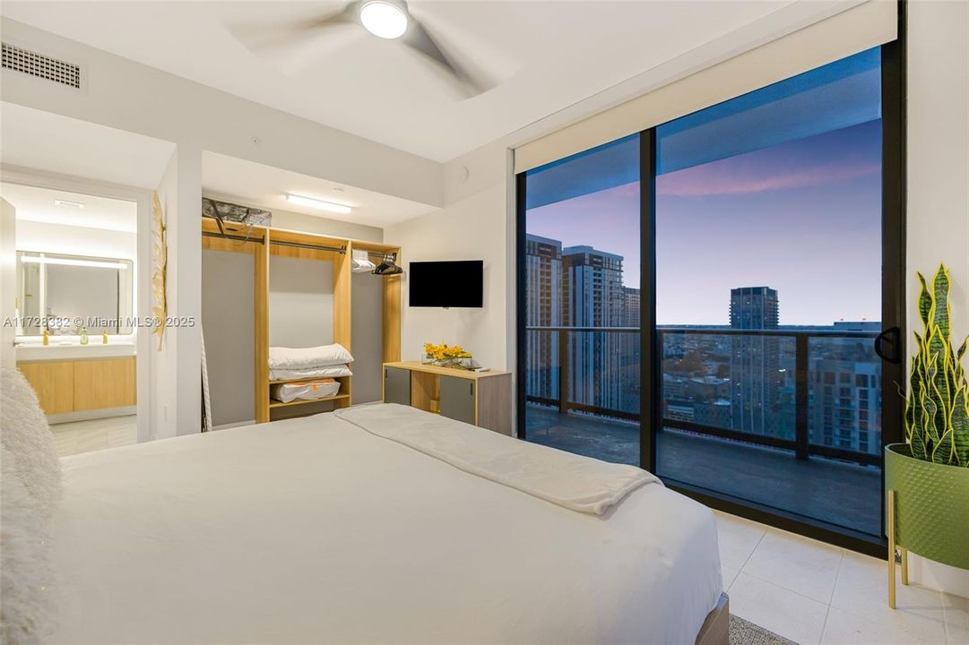 Recently Sold: $949,500 (2 beds, 2 baths, 977 Square Feet)