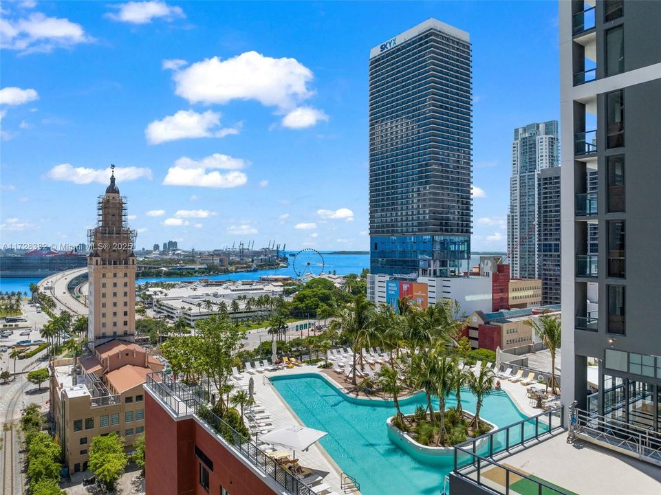 Recently Sold: $949,500 (2 beds, 2 baths, 977 Square Feet)