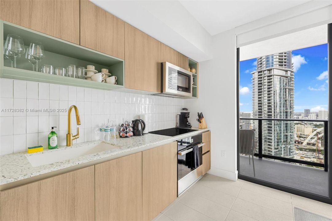 Recently Sold: $949,500 (2 beds, 2 baths, 977 Square Feet)