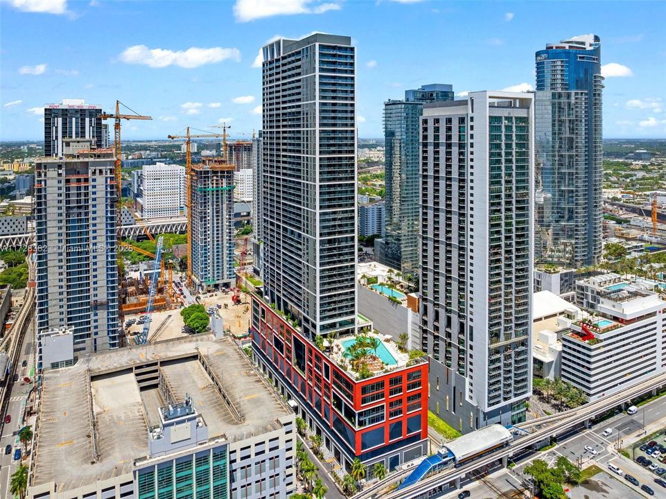 Recently Sold: $949,500 (2 beds, 2 baths, 977 Square Feet)