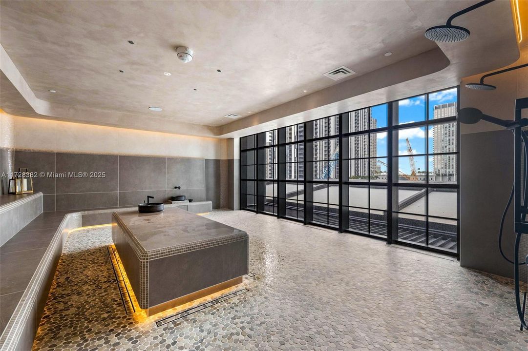 Recently Sold: $949,500 (2 beds, 2 baths, 977 Square Feet)