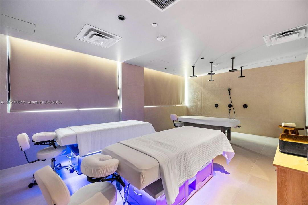 Recently Sold: $949,500 (2 beds, 2 baths, 977 Square Feet)