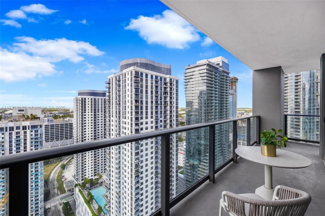 Recently Sold: $949,500 (2 beds, 2 baths, 977 Square Feet)