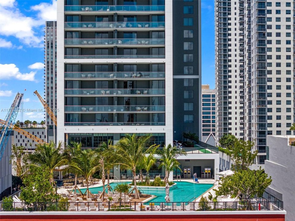 Recently Sold: $949,500 (2 beds, 2 baths, 977 Square Feet)