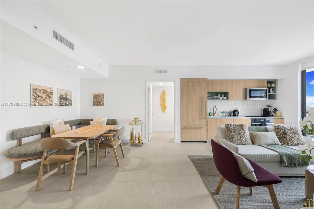 Recently Sold: $949,500 (2 beds, 2 baths, 977 Square Feet)