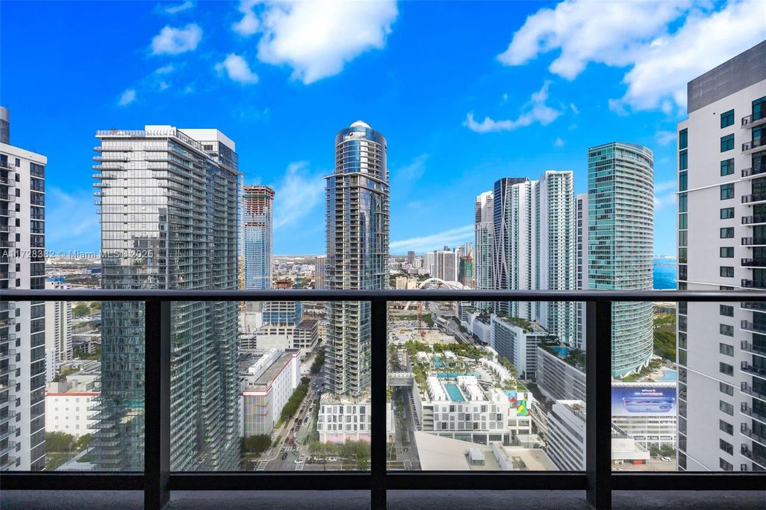 Recently Sold: $949,500 (2 beds, 2 baths, 977 Square Feet)