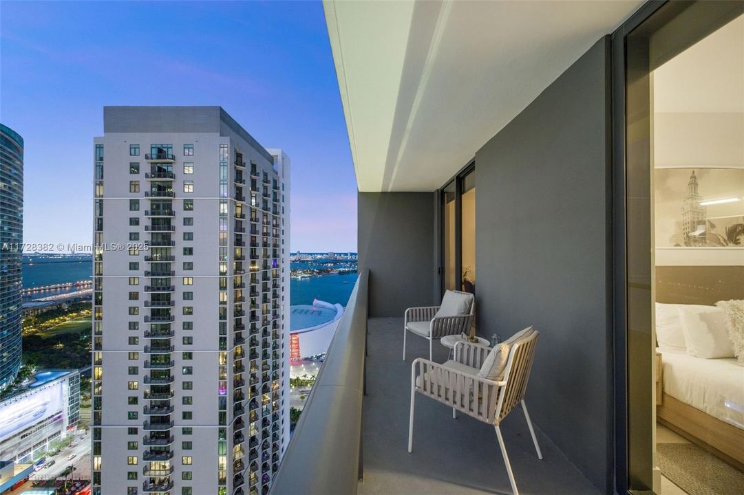 Recently Sold: $949,500 (2 beds, 2 baths, 977 Square Feet)