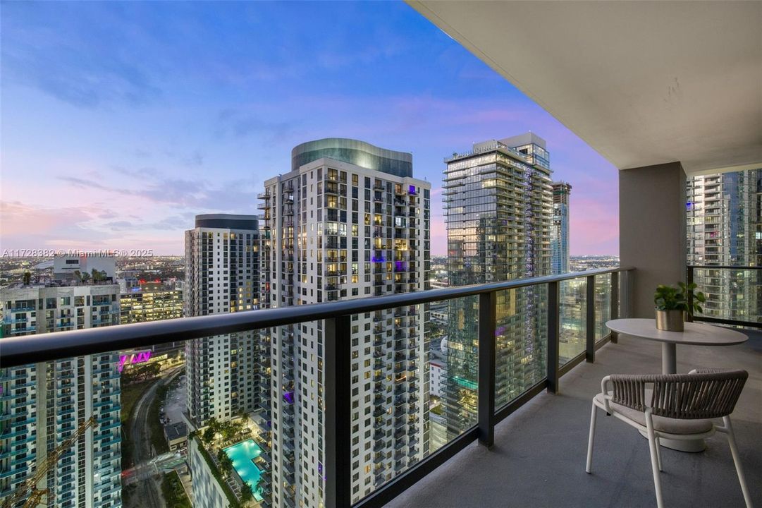 Recently Sold: $949,500 (2 beds, 2 baths, 977 Square Feet)