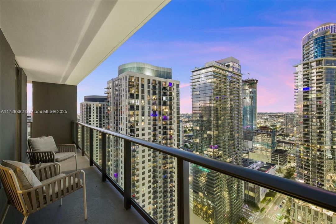 Recently Sold: $949,500 (2 beds, 2 baths, 977 Square Feet)