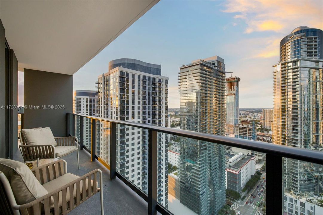 Recently Sold: $949,500 (2 beds, 2 baths, 977 Square Feet)