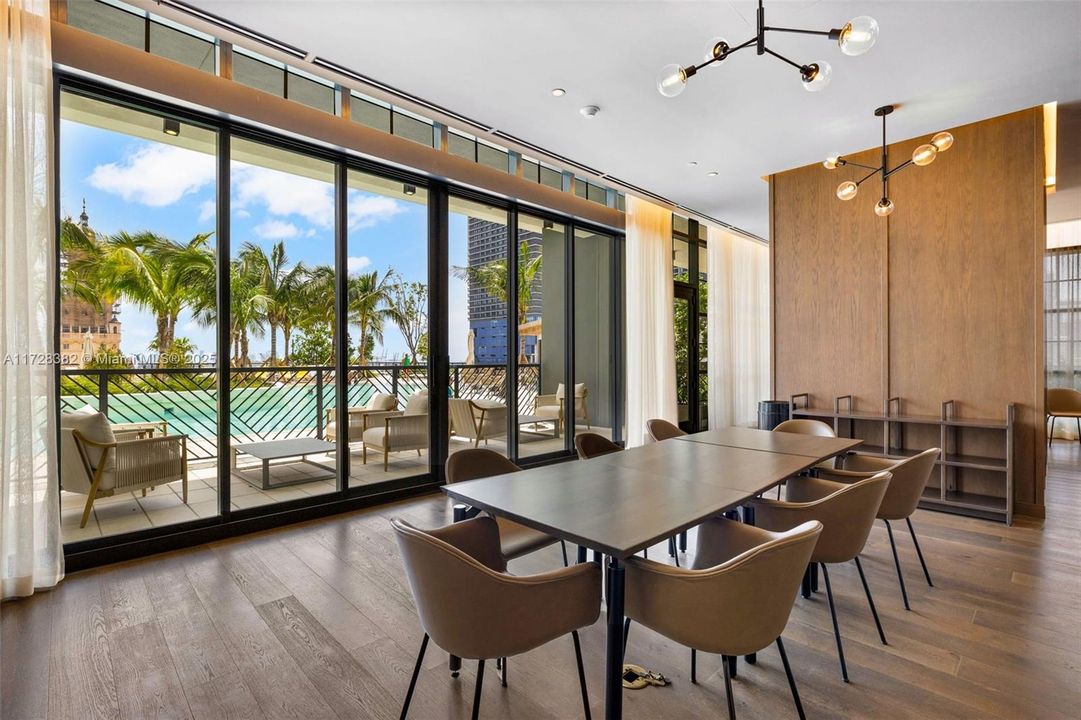 Recently Sold: $949,500 (2 beds, 2 baths, 977 Square Feet)