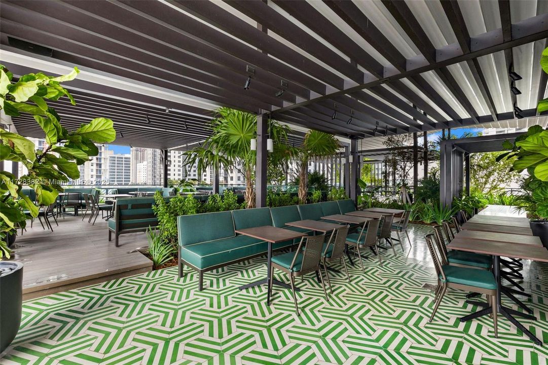 Recently Sold: $949,500 (2 beds, 2 baths, 977 Square Feet)