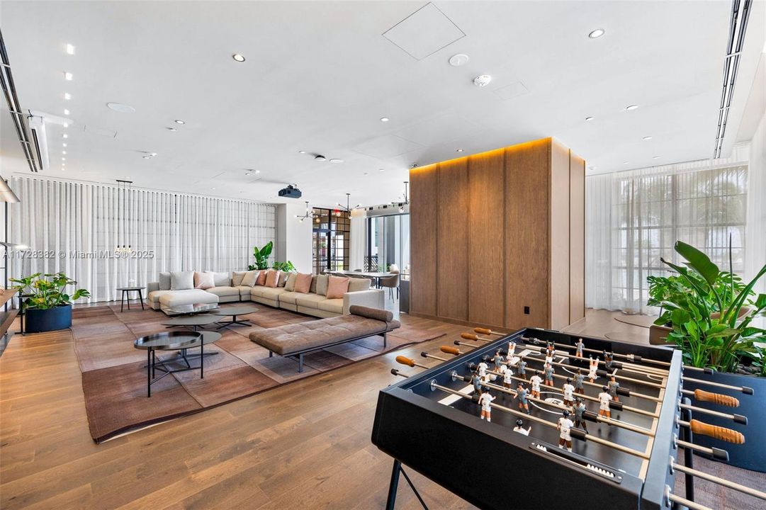 Recently Sold: $949,500 (2 beds, 2 baths, 977 Square Feet)