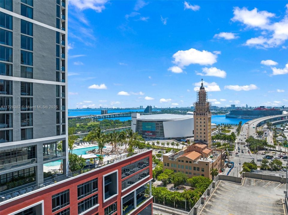 Recently Sold: $949,500 (2 beds, 2 baths, 977 Square Feet)