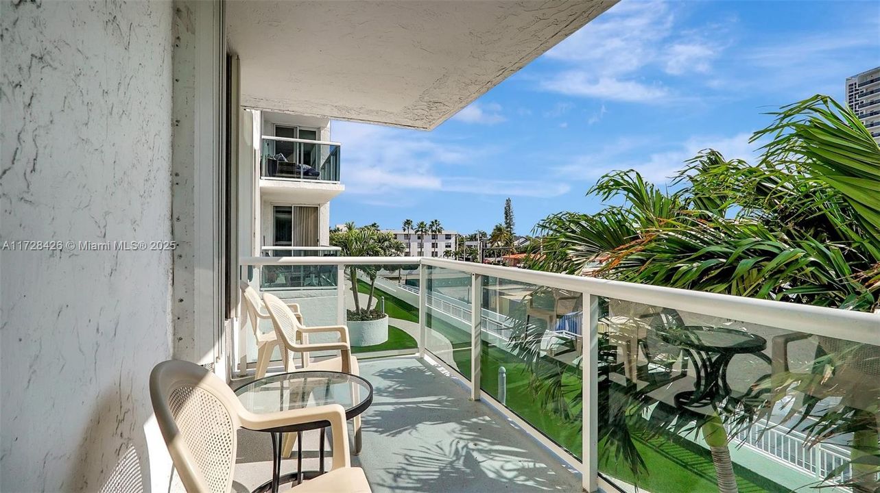 For Sale: $295,000 (2 beds, 2 baths, 1144 Square Feet)