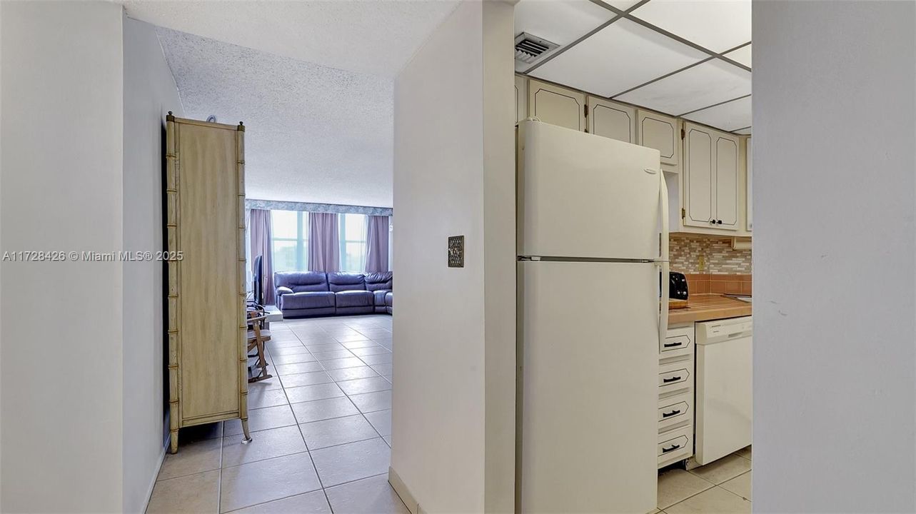For Sale: $295,000 (2 beds, 2 baths, 1144 Square Feet)