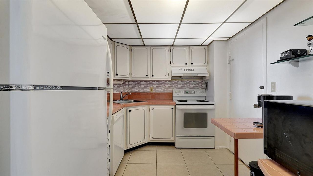For Sale: $295,000 (2 beds, 2 baths, 1144 Square Feet)