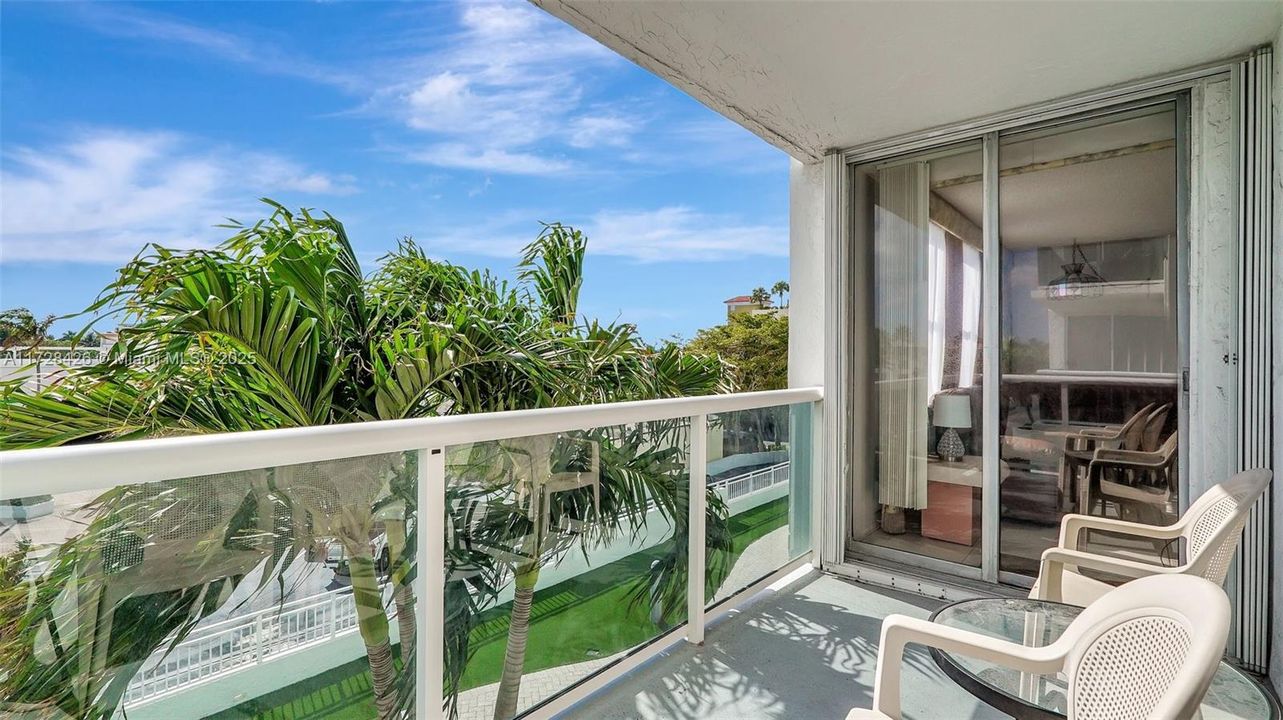 For Sale: $295,000 (2 beds, 2 baths, 1144 Square Feet)