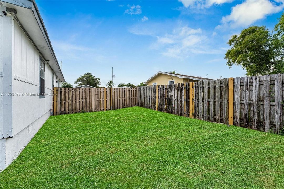 Под контрактом: $303,800 (3 спален, 1 ванн, 1008 Квадратных фут)