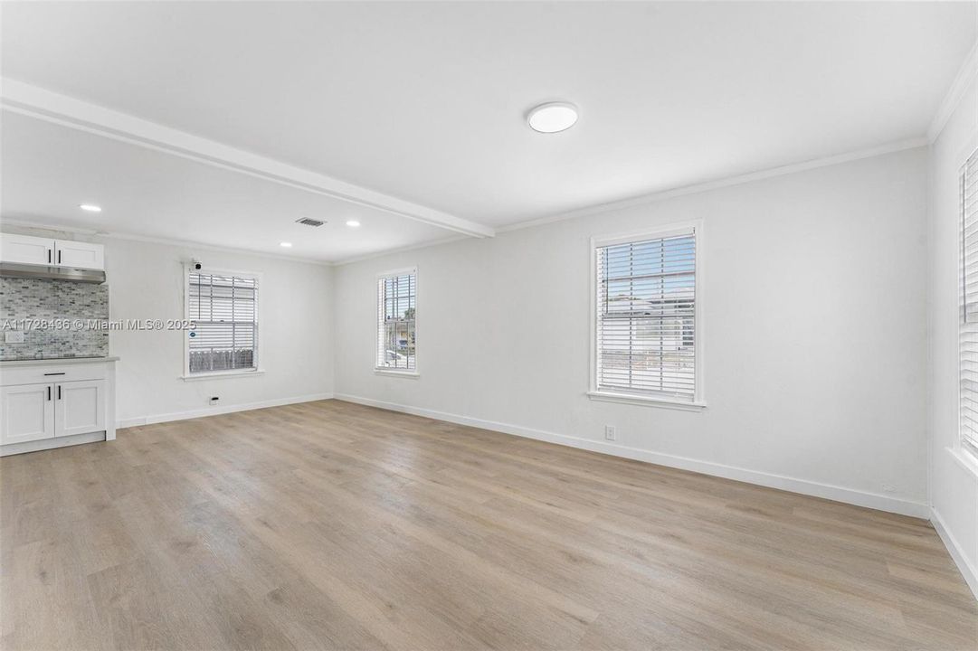 Под контрактом: $303,800 (3 спален, 1 ванн, 1008 Квадратных фут)