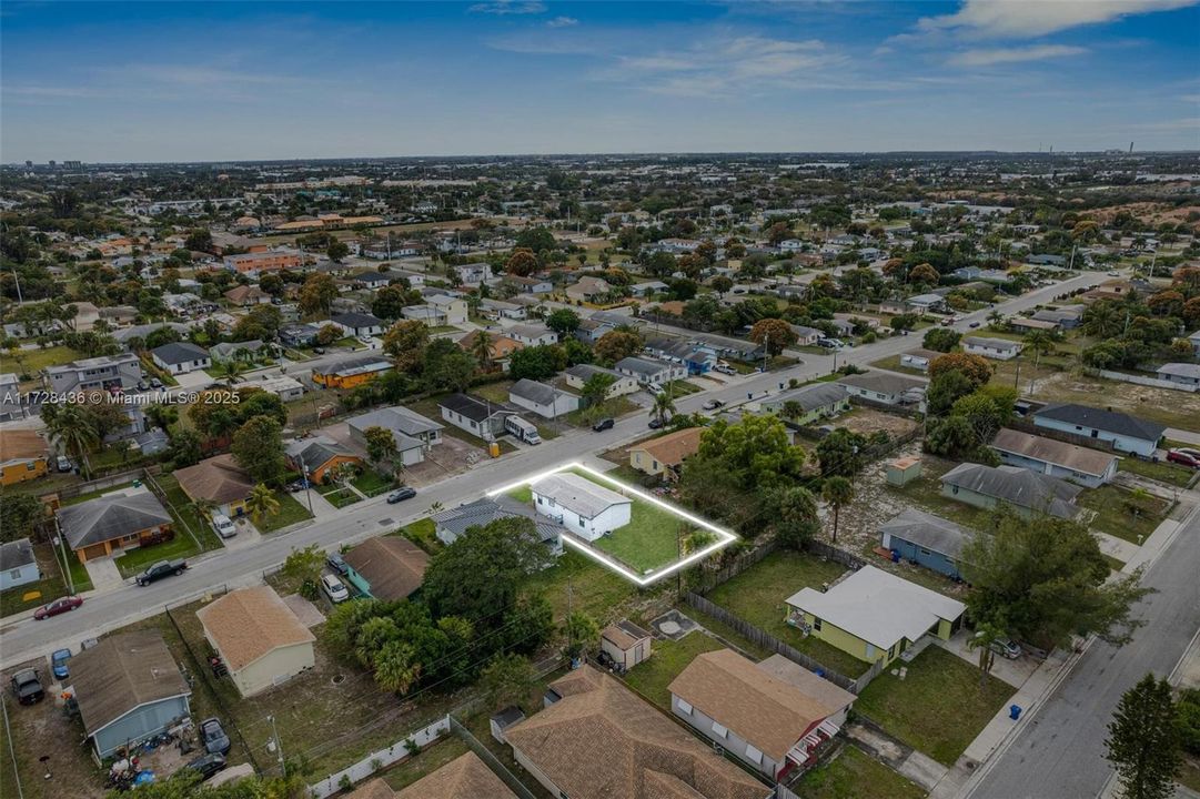 Под контрактом: $303,800 (3 спален, 1 ванн, 1008 Квадратных фут)