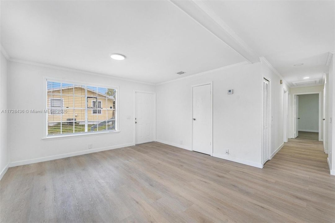 Под контрактом: $303,800 (3 спален, 1 ванн, 1008 Квадратных фут)