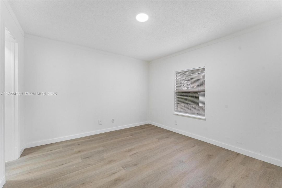 Под контрактом: $303,800 (3 спален, 1 ванн, 1008 Квадратных фут)